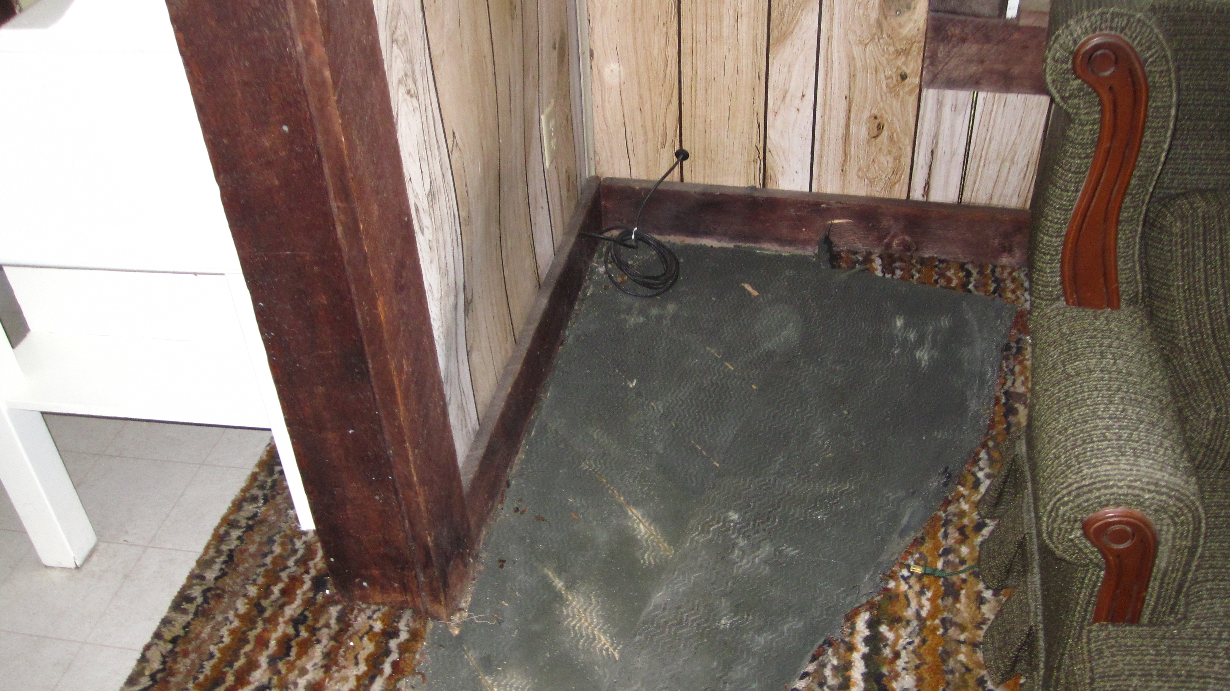 https://thegirlwithahammer.files.wordpress.com/2013/12/floor-removal-2-old-carpet-padding-stuck-to-the-boards.jpg